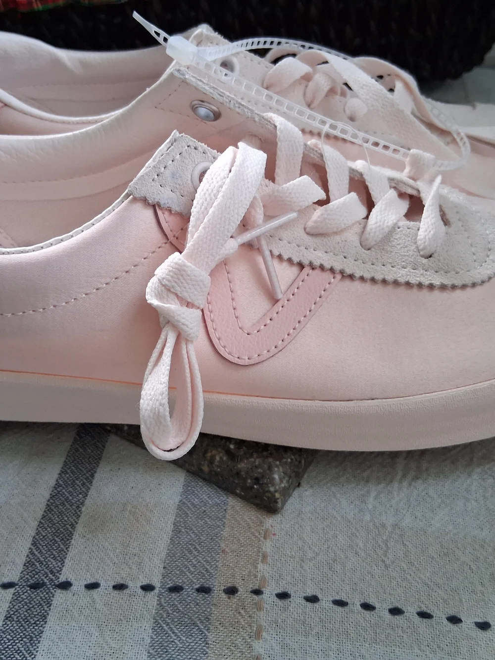 NWT Vans Women’s Pink Low-Top Lace-Up Sneakers